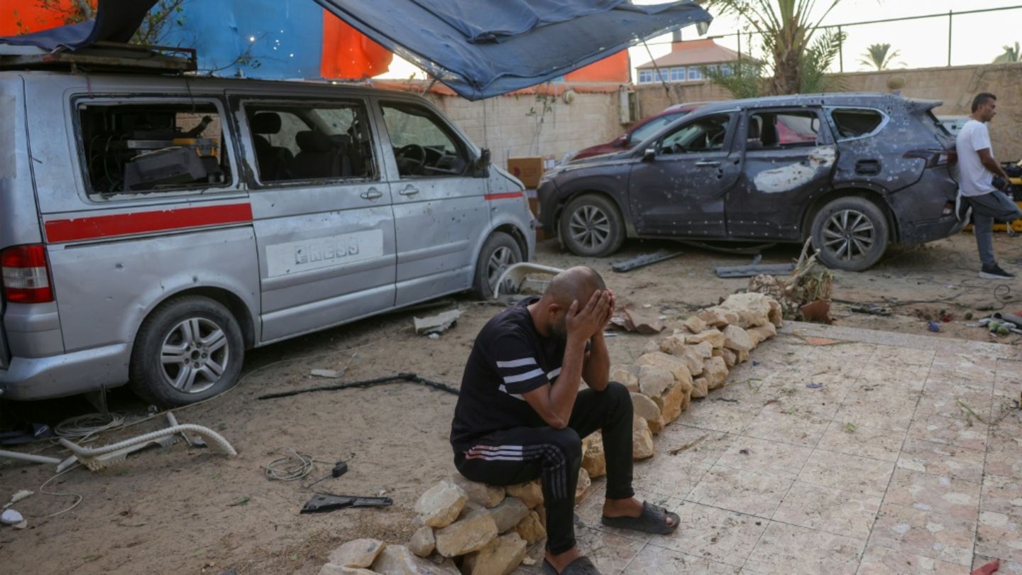 Trauernder Mann nach israelischem Luftangriff