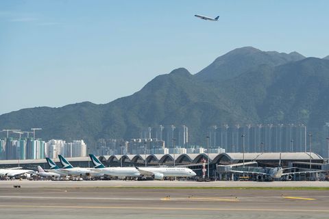 Der Flughafen in Hongkong ist ein wichtiges internationales Drehkreuz. (Archivbild) Foto: Chan Long Hei/AP/dpa