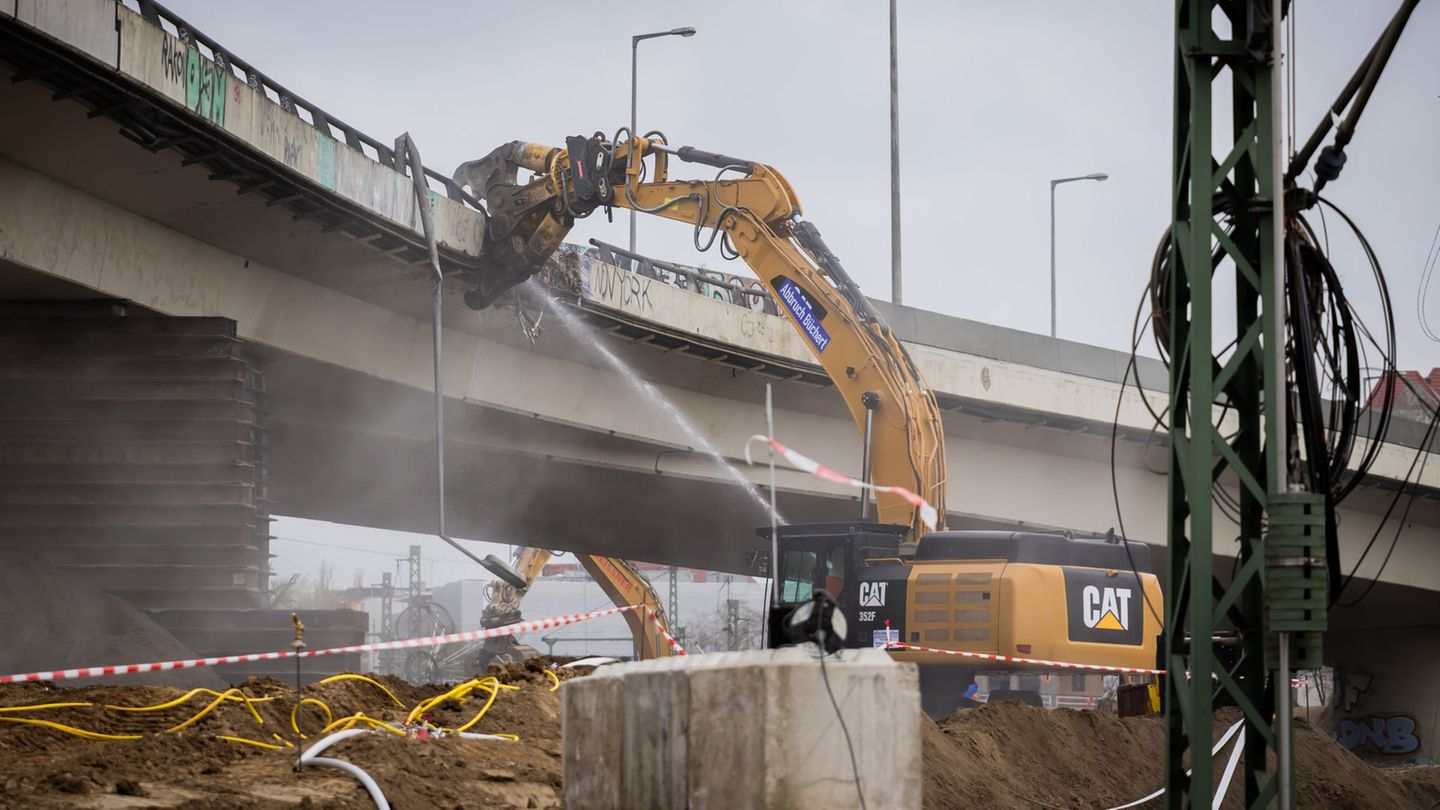 Die alte Ringbahnbrücke wurde im Frühjahr abgerissen - jetzt beginnen die Arbeiten für den Ersatzneubau. (Archivbild) Foto: Chri