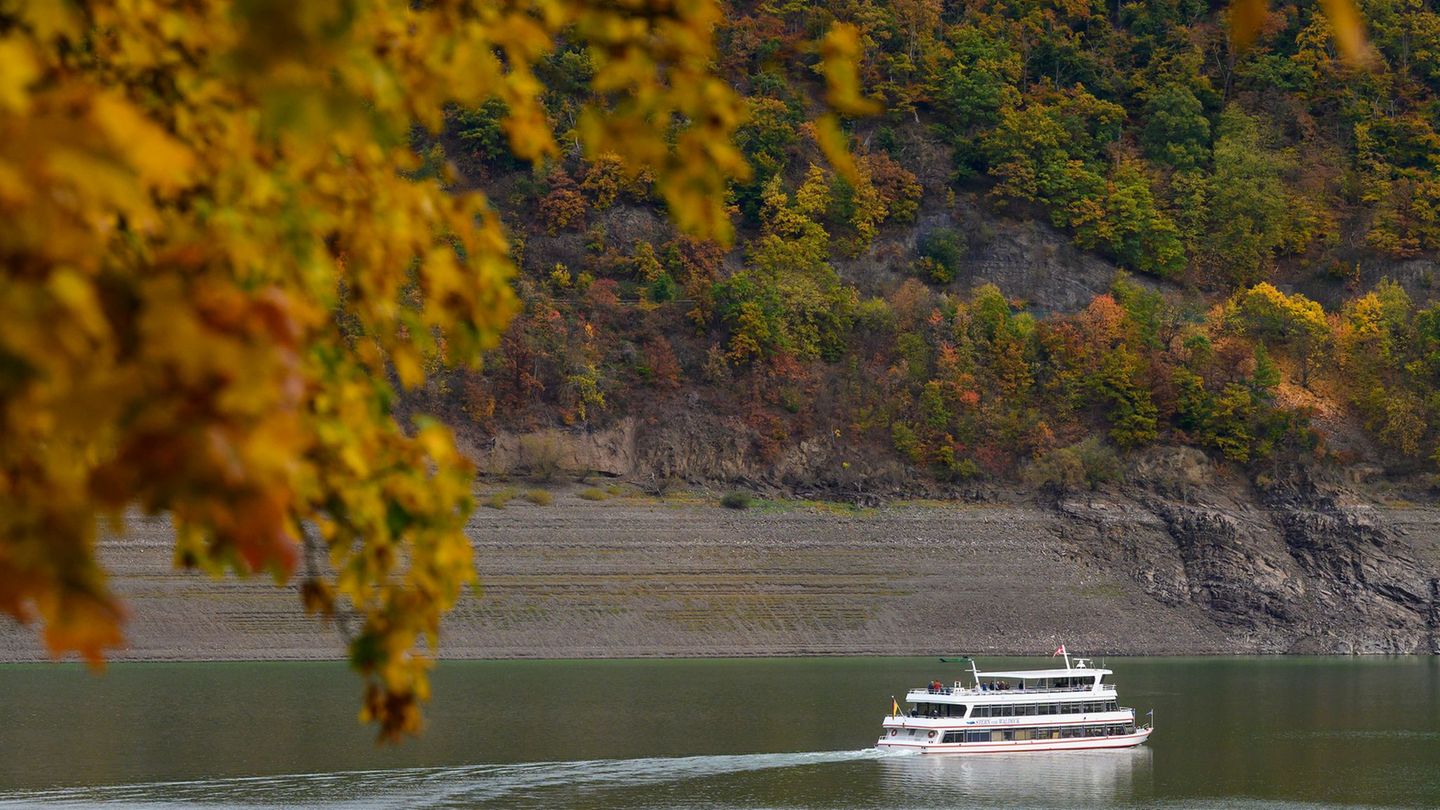 Die Schiffstouren werden wegen des Niedrigwassers kürzer. Foto: Swen Pförtner/dpa