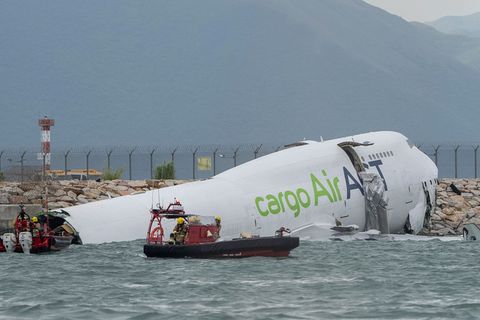 Die Frachtmaschine rutschte über die Landebahn hinaus ins Wasser. Foto: Chan Long Hei/AP/dpa