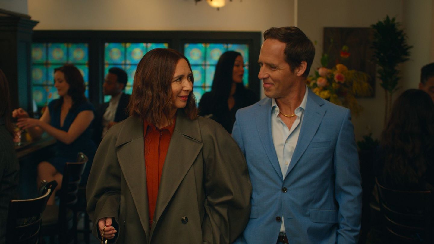 Maya Rudolph und Nat Faxon in einer Szene der Serie "Reich". Foto: -/AppleTV/dpa