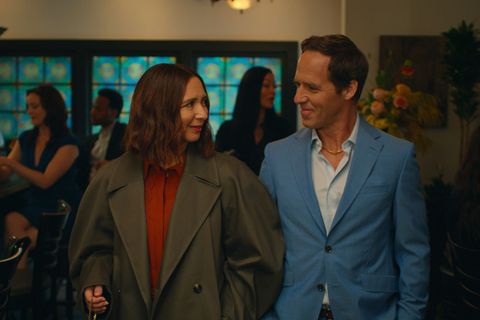 Maya Rudolph und Nat Faxon in einer Szene der Serie "Reich". Foto: -/AppleTV/dpa