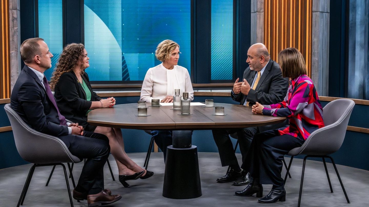 Caren Miosga in ihrem Studio mit vier Gästen