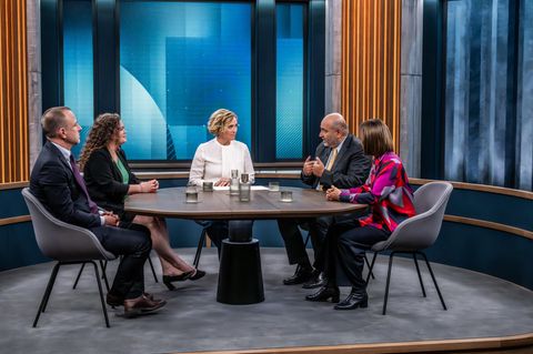 Caren Miosga in ihrem Studio mit vier Gästen