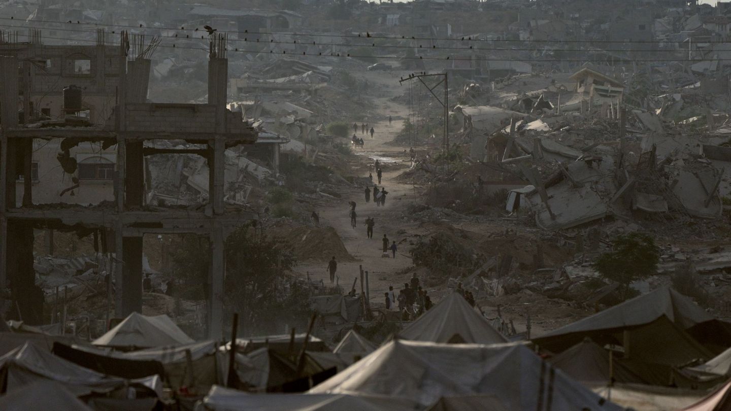Die Lage im weitgehend zerstörten Gazastreifen ist weiterhin äußerst fragil. (Archivbild) Foto: Jehad Alshrafi/AP/dpa
