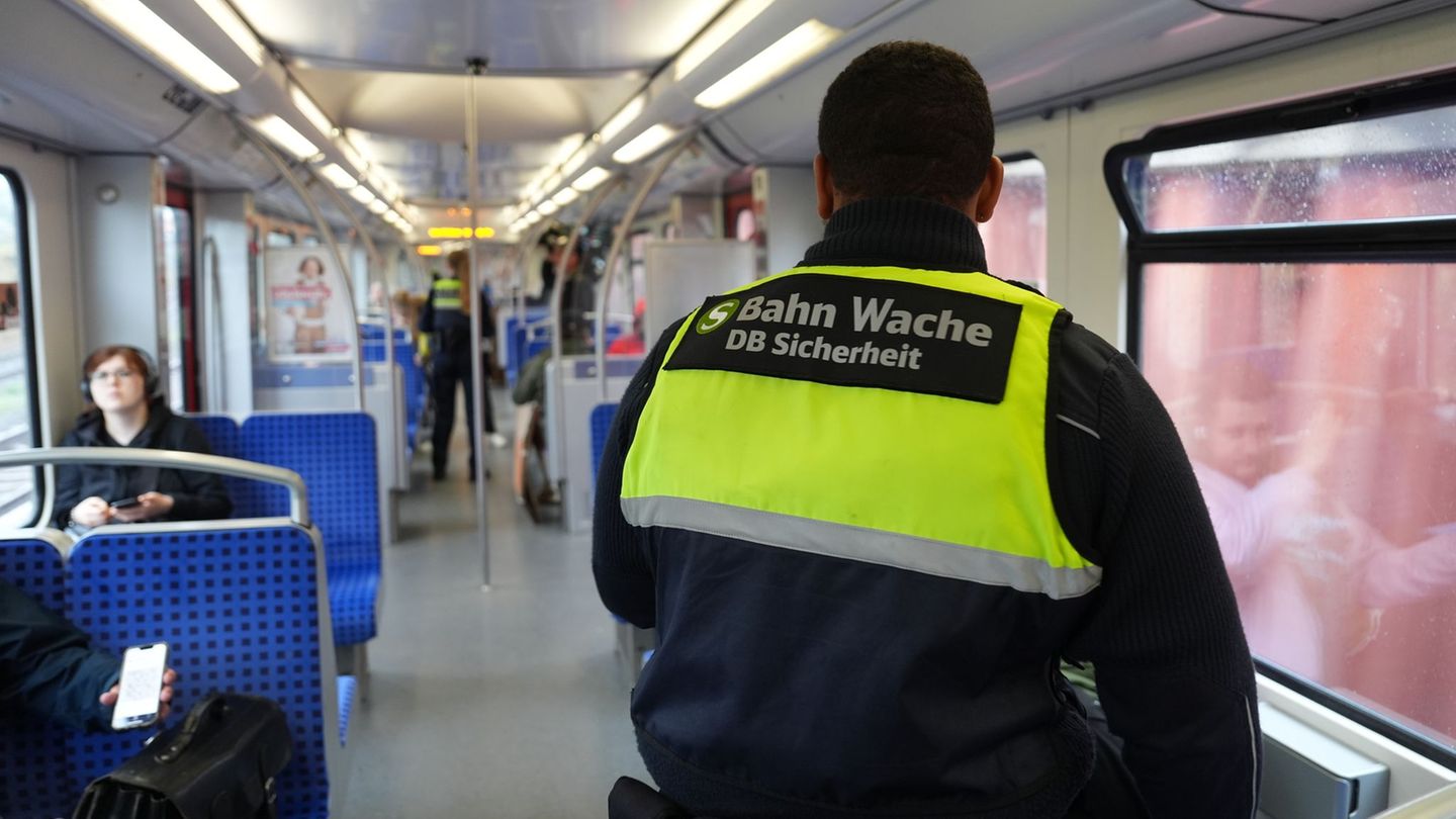 Im dritten Quartal sind in Hamburg laut einer Senatsantwort auf eine Kleine Anfrage der CDU mehr als 53.000 Menschen beim Schwar