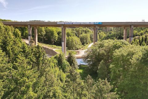 Die alte Sterbecke-Talbrücke an der Autobahn 45 kurz vor der Sprengung im Mai 2023. (Archivbild) Foto: David Young/dpa