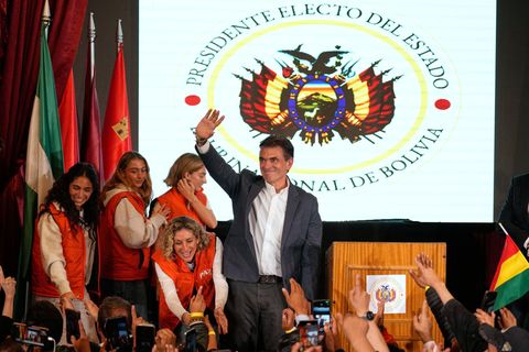 Rodrigo Paz Pereira hielt nach seinem Wahltriumph eine Rede vor Anhängern. Foto: Natacha Pisarenko/AP/dpa