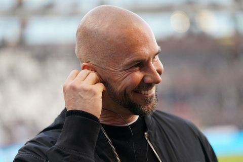 Trainer Christian Ilzer freut sich über den Hoffenheimer Sieg beim FC St. Pauli. Foto: Marcus Brandt/dpa