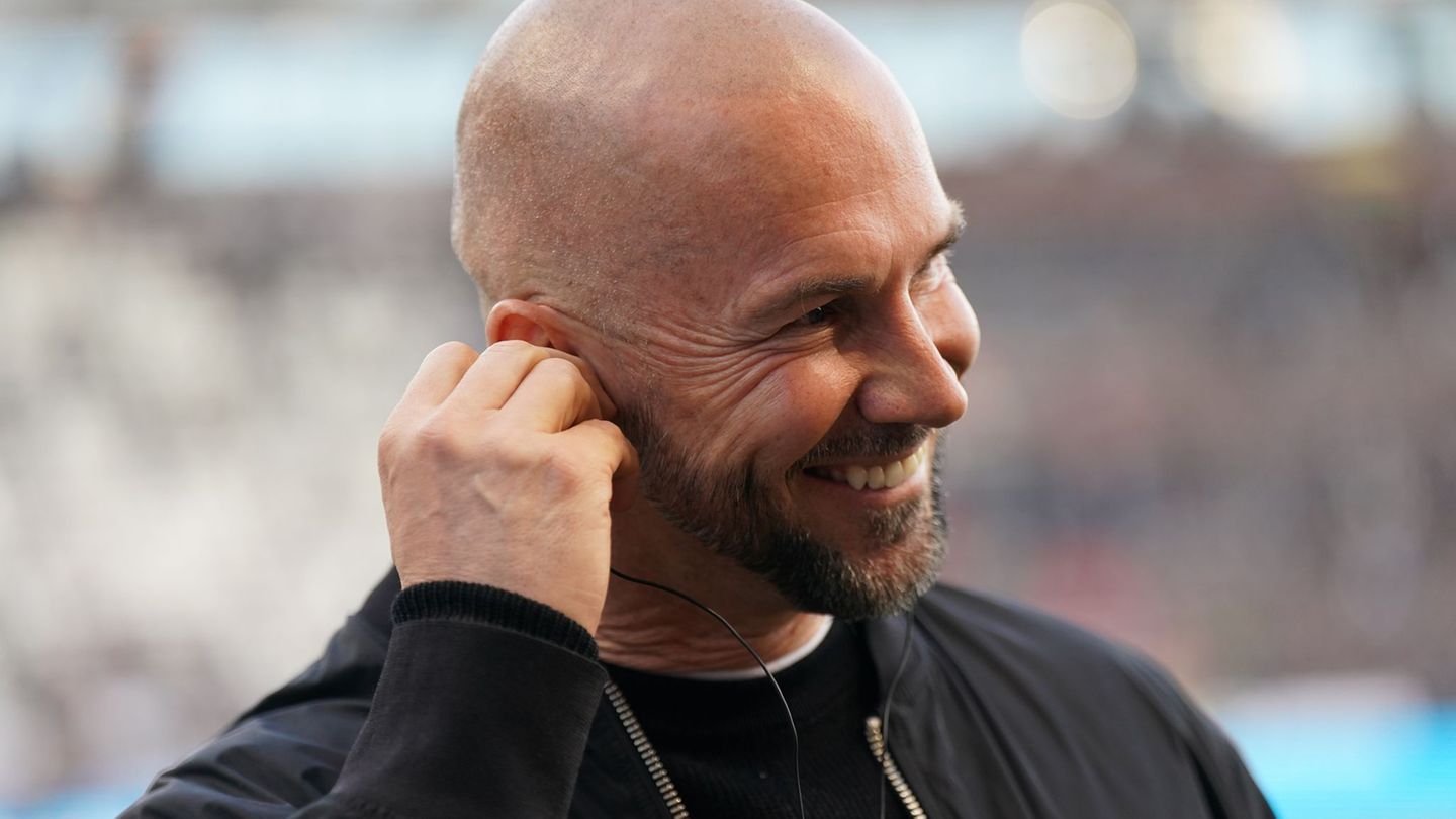 Trainer Christian Ilzer freut sich über den Hoffenheimer Sieg beim FC St. Pauli. Foto: Marcus Brandt/dpa
