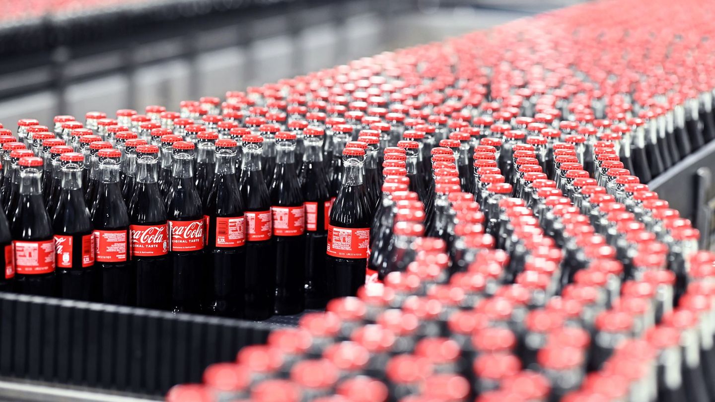 Getränkeabfüllung bei Coca-Cola: Mit einer Warnstreikwelle will die Gewerkschaft nun höhere Löhne durchsetzen. (Archivfoto) Foto