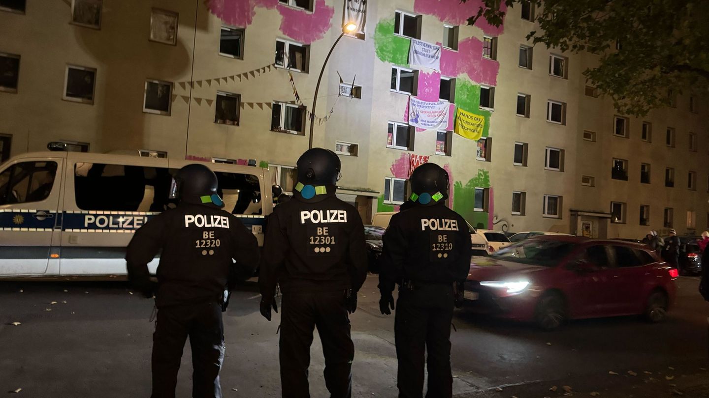Dutzende Menschen wehren sich in Berlin-Mitte gegen die Räumung von teilweise besetzten Häusern. Foto: Sven Kaeuler/dpa