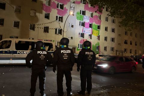 Dutzende Menschen wehren sich in Berlin-Mitte gegen die Räumung von teilweise besetzten Häusern. Foto: Sven Kaeuler/dpa