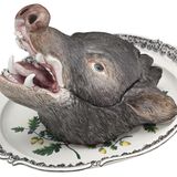 Keramik-Kopf eines Ebers auf Teller