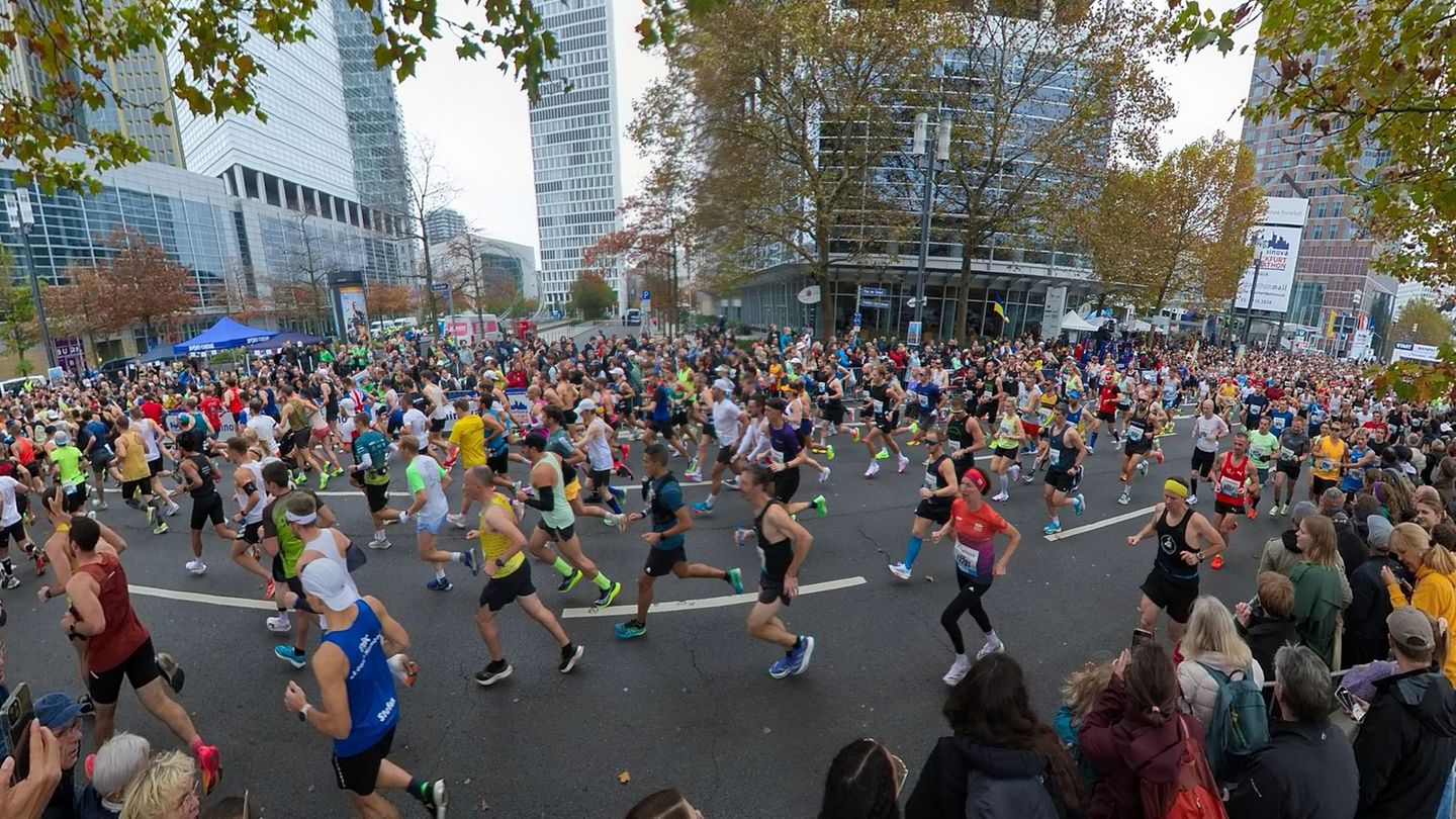 Tausende Menschen werden auch in diesem Jahr wieder beim Frankfurt-Marathon erwartet. (Archivbild) Foto: Thomas Frey/dpa