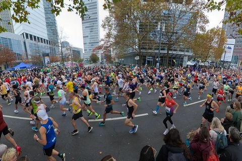 Tausende Menschen werden auch in diesem Jahr wieder beim Frankfurt-Marathon erwartet. (Archivbild) Foto: Thomas Frey/dpa