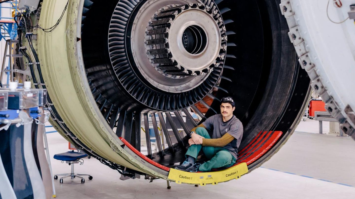 Bosch Selo macht eine Ausbildung zum Fluggerätmechaniker bei MTU Aero Engines