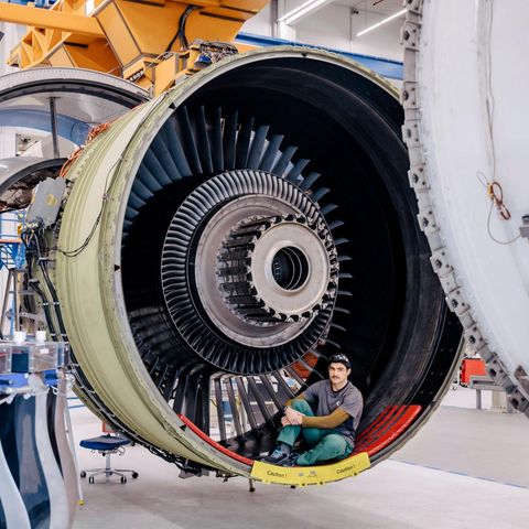 Bosch Selo macht eine Ausbildung zum Fluggerätmechaniker bei MTU Aero Engines