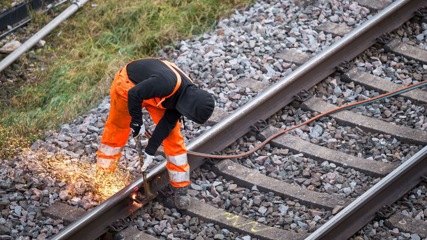 Die Bahn will 2026 in Bayern zusätzlich knapp 40 Kilometer neue Gleise und 20 neue Weichen verlegen. (Symbolbild) Foto: Daniel V