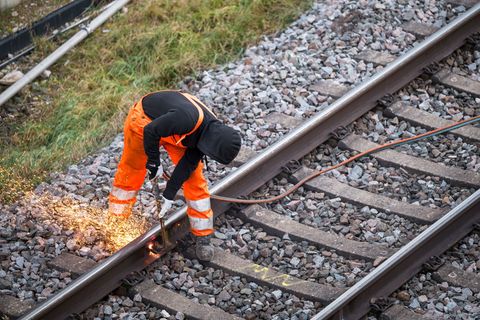 Die Bahn will 2026 in Bayern zusätzlich knapp 40 Kilometer neue Gleise und 20 neue Weichen verlegen. (Symbolbild) Foto: Daniel V