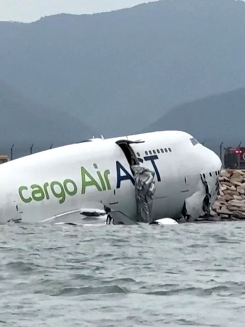 Hongkong: Landende Boeing 747 stürzt ins Meer und bricht durch