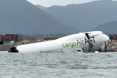 Hongkong: Landende Boeing 747 stürzt ins Meer und bricht durch