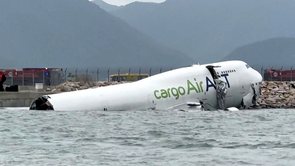 Hongkong: Landende Boeing 747 stürzt ins Meer und bricht durch Hongkong: Landende Boeing 747 stürzt ins Meer und bricht durch