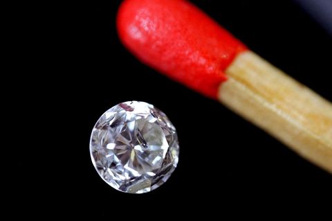 Eine kleine Menge der Asche eines Verstorbenen reicht aus, um daraus einen synthetischen Diamanten herzustellen. In Rheinland-Pf