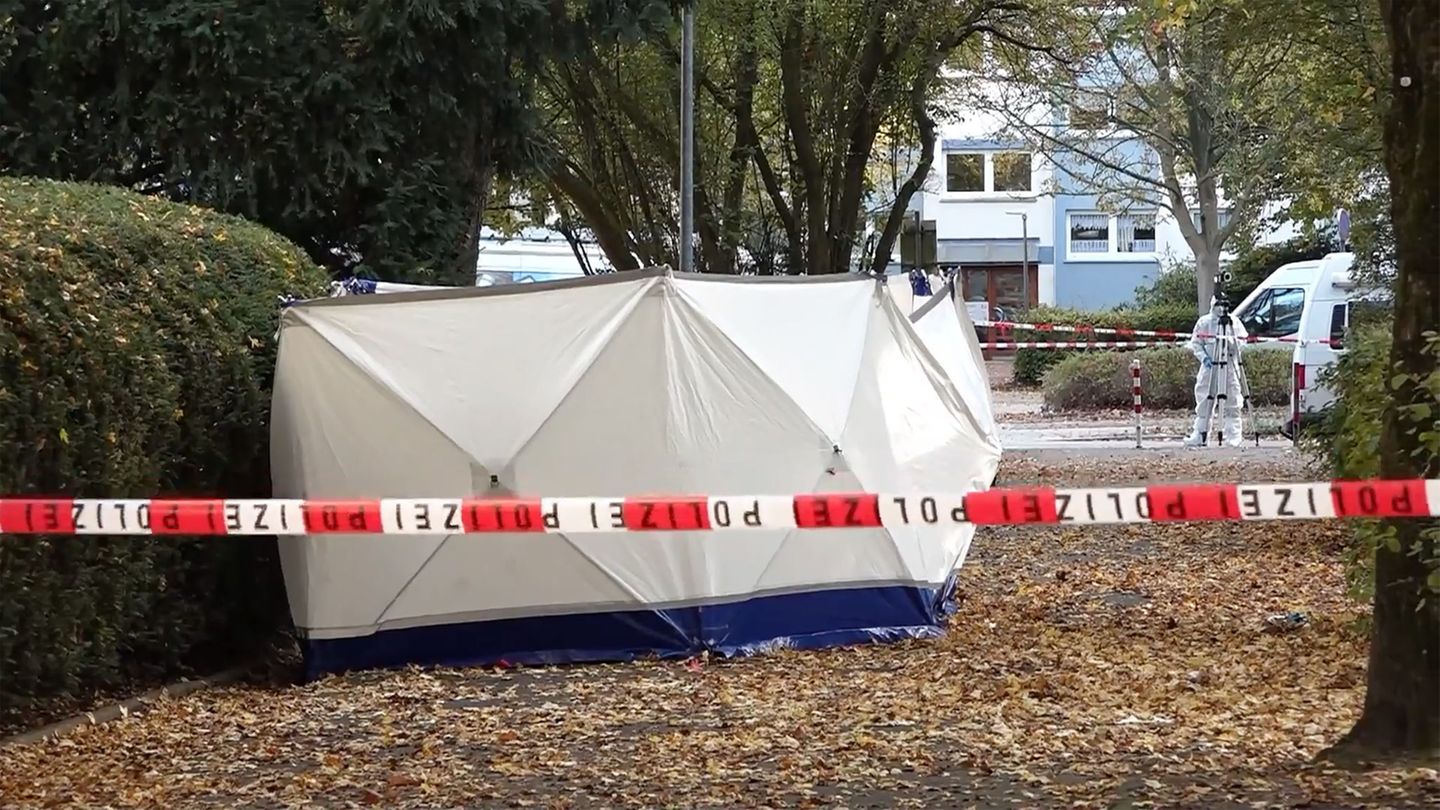 Ein maskierter Mann hat auf eine Frau eingestochen, als sie ihr Wohnhaus in Bremen verließ. Auch ihr Sohn wurde verletzt. Foto: