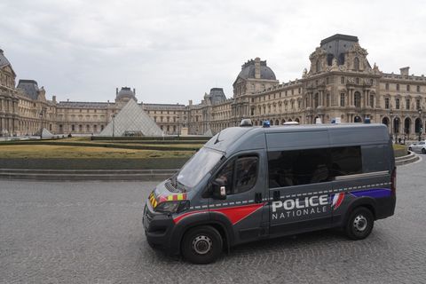 Der Louvre bleibt für Besucher doch weiter geschlossen. Foto: Thibault Camus/AP/dpa