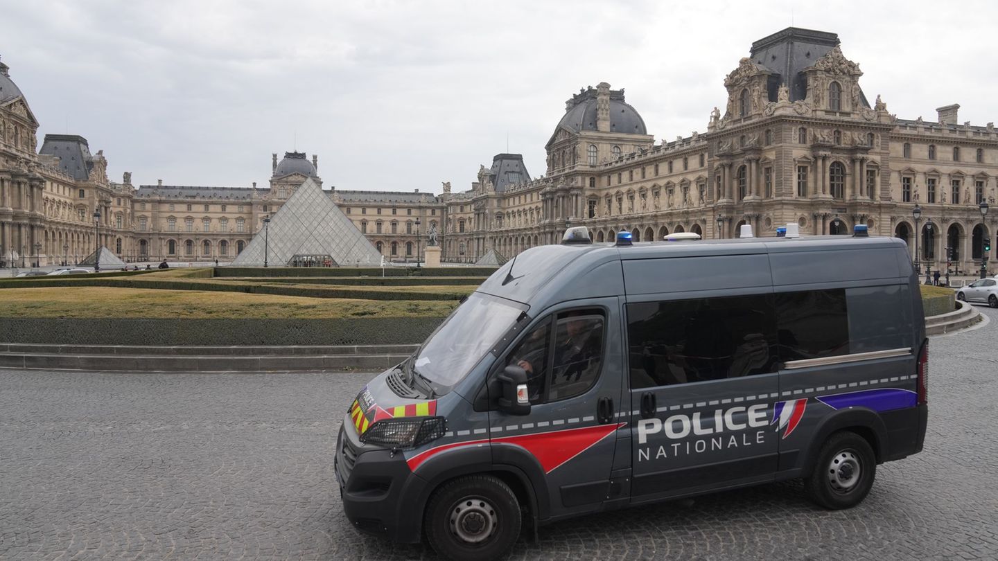 Der Louvre bleibt für Besucher doch weiter geschlossen. Foto: Thibault Camus/AP/dpa