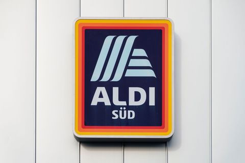 Aldi Süd will kein Eigenmarken-Fleisch mehr aus Haltungsform 1 verkaufen. Foto: Andreas Arnold/dpa