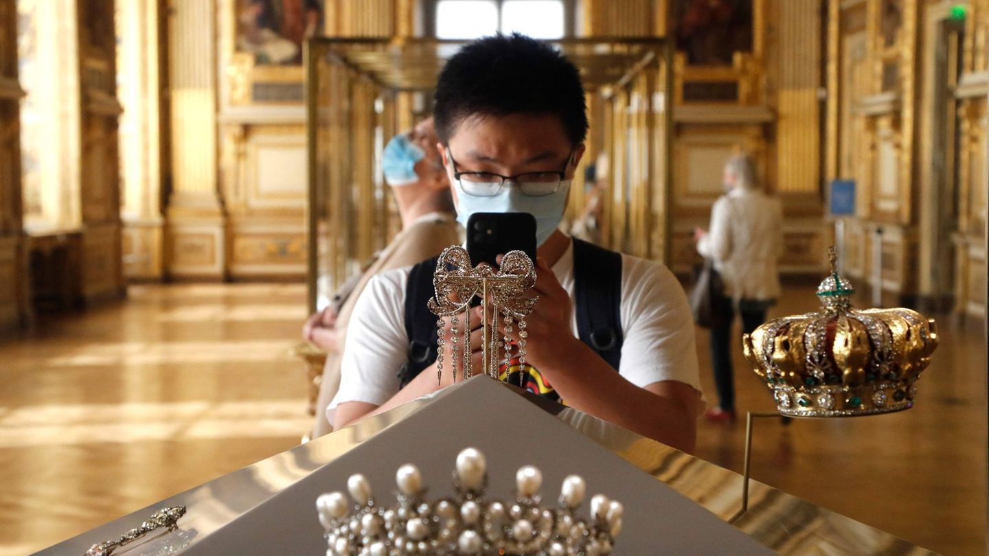 Die beim Einbruch in den Louvre erbeuteten Schmuckstücke sind von unschätzbarem Wert (Archivbild). Foto: Francois Guillot/AFP/dp