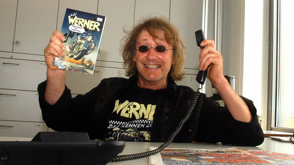 Zeichner Brösel mit einem "Werner"-Comic Zeichner Brösel mit einem "Werner"-Comic