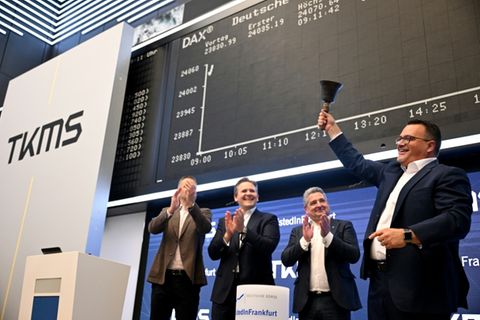TKMS-Chef Oliver Burkhard läutet die Handelsglocke