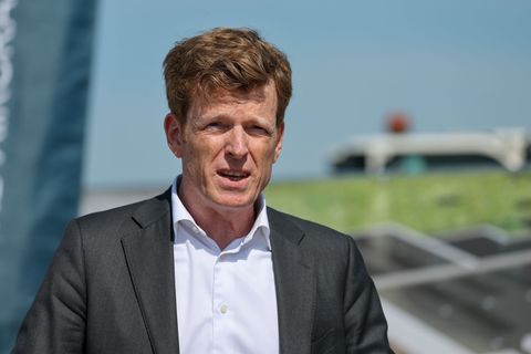 Flughafen-Chef Ahmelmann ist wegen einer möglichen Strecken-Streichung der Lufthansa alarmiert. (Archivbild) Foto: Jan Woitas/dp