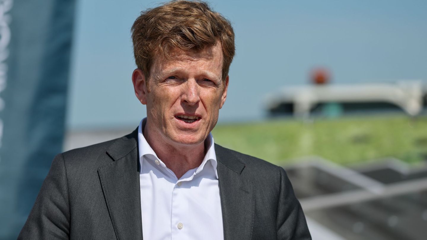 Flughafen-Chef Ahmelmann ist wegen einer möglichen Strecken-Streichung der Lufthansa alarmiert. (Archivbild) Foto: Jan Woitas/dp