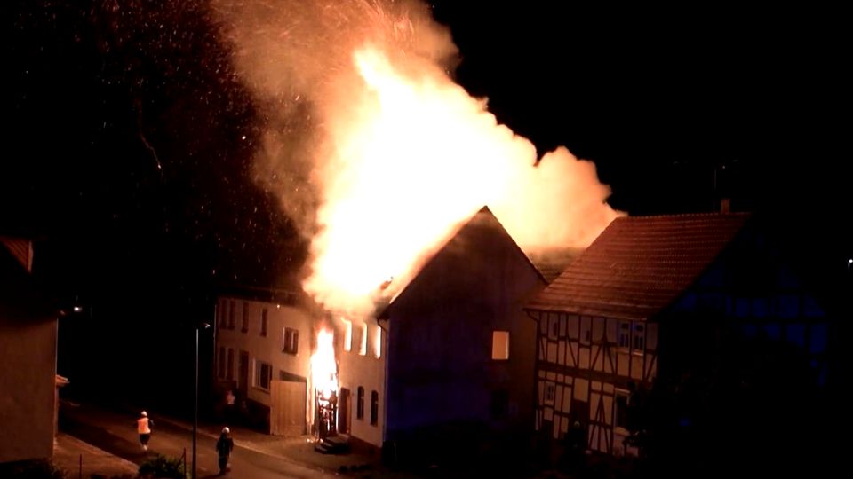 Mutmaßlicher Feuerteufel versetzt kleines Dorf in Angst und Schrecken Haus in Brand
