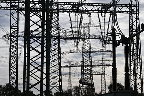 Die neue Stromleitung wurde in zweieinhalb Jahren Bauzeit errichtet. Foto: Martin Schutt/dpa