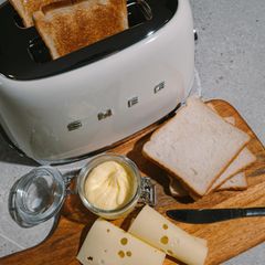 Ein Toaster samt Brot, Käse und Messer
