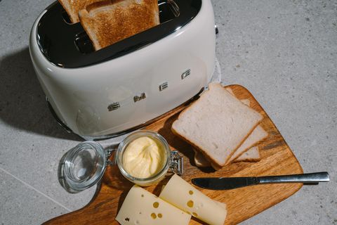 Toaster im Test Ein Toaster samt Brot, Käse und Messer