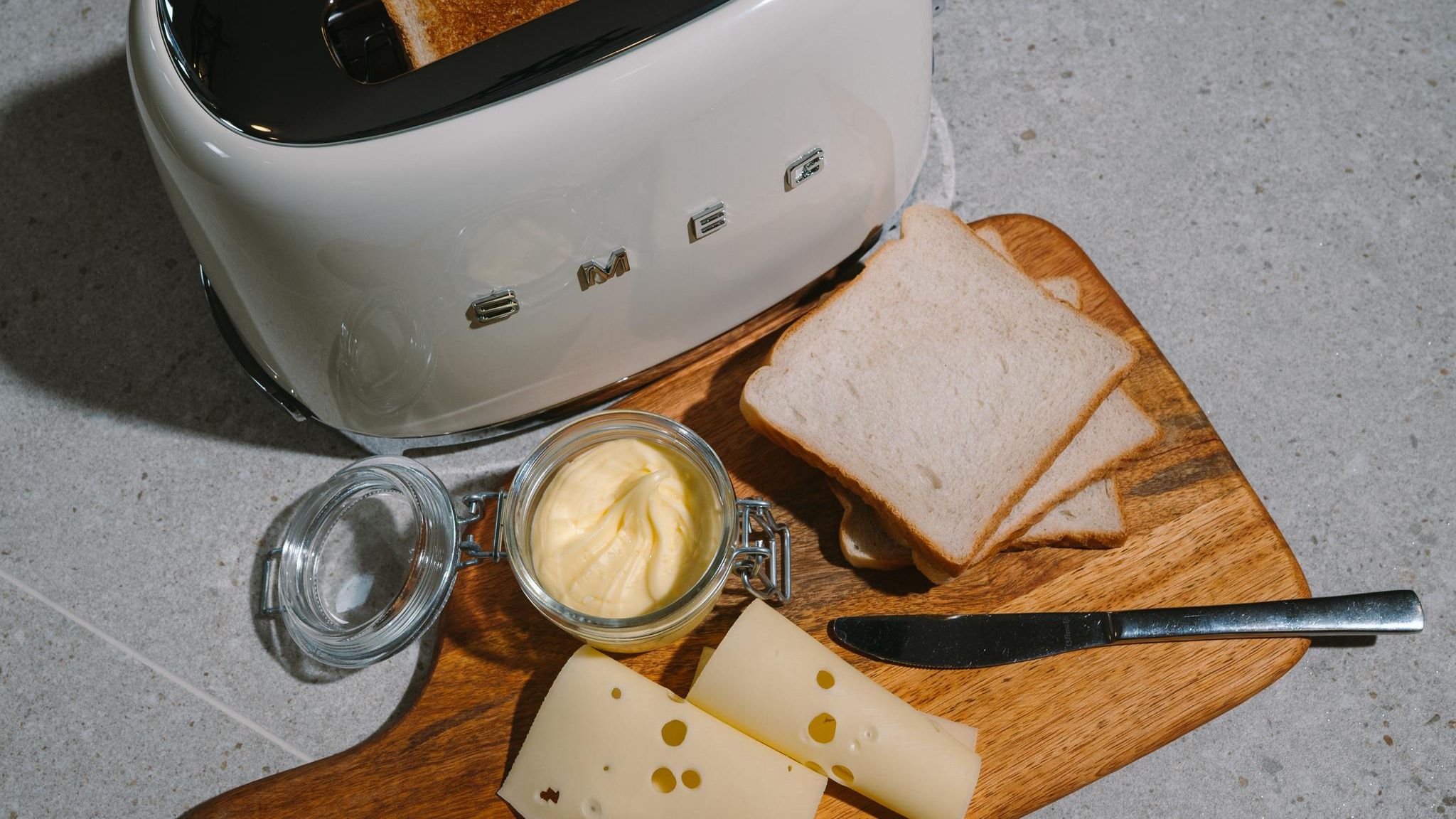 Ein Toaster samt Brot, Käse und Messer