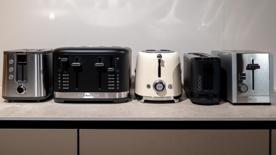 5 verschiedene Toaster nebeneinander