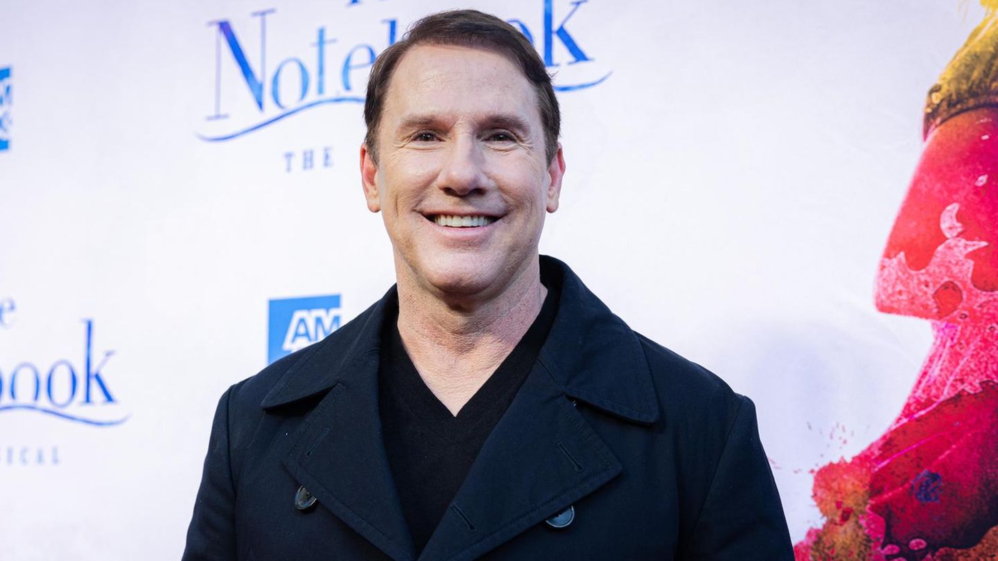 US-Autor Nicholas Sparks: Nicholas Sparks gilt als einer der bekanntesten Liebesroman-Autoren der Welt. Seine Bücher haben sich millionenfach verkauft und werden häufig verfilmt. Nicholas Sparks gilt als einer der bekanntesten Liebesroman-Autoren der Welt. Seine Bücher haben sich millionenfach verkauft und werden häufig verfilmt.