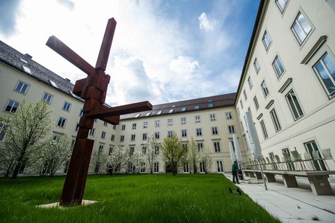 Ein Mitarbeiter wählte wegen einer stinkenden Flüssigkeit am Eingang des Ordinariat den Notruf. (Symbolbild) Foto: picture allia
