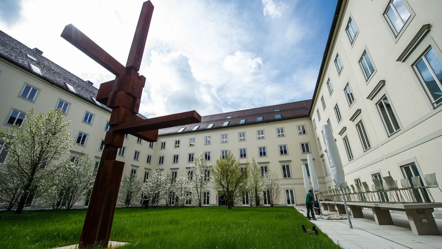 Ein Mitarbeiter wählte wegen einer stinkenden Flüssigkeit am Eingang des Ordinariat den Notruf. (Symbolbild) Foto: picture allia