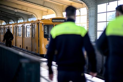 Im ersten Halbjahr gab es in Bahnhöfen und Fahrzeugen der BVG deutlich weniger Straftaten und Übergriffe auf Beschäftigte. Foto: