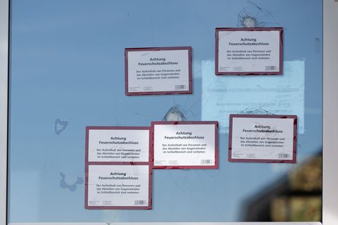 Unbekannte attackieren ein Gymnasium in Altenberg mit Metallkugeln. Der Staatsschutz ermittelt. Foto: Sebastian Kahnert/dpa