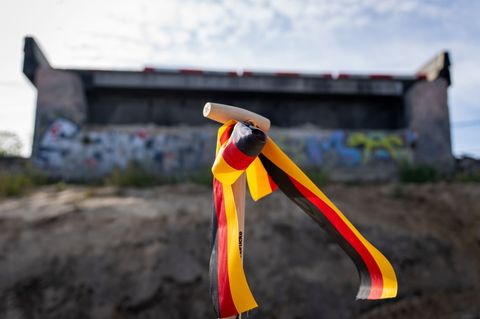 Für den Neubau der Ringbahnbrücke erfolgte im Berliner Westen der feierliche Spatenstich. Foto: Soeren Stache/dpa